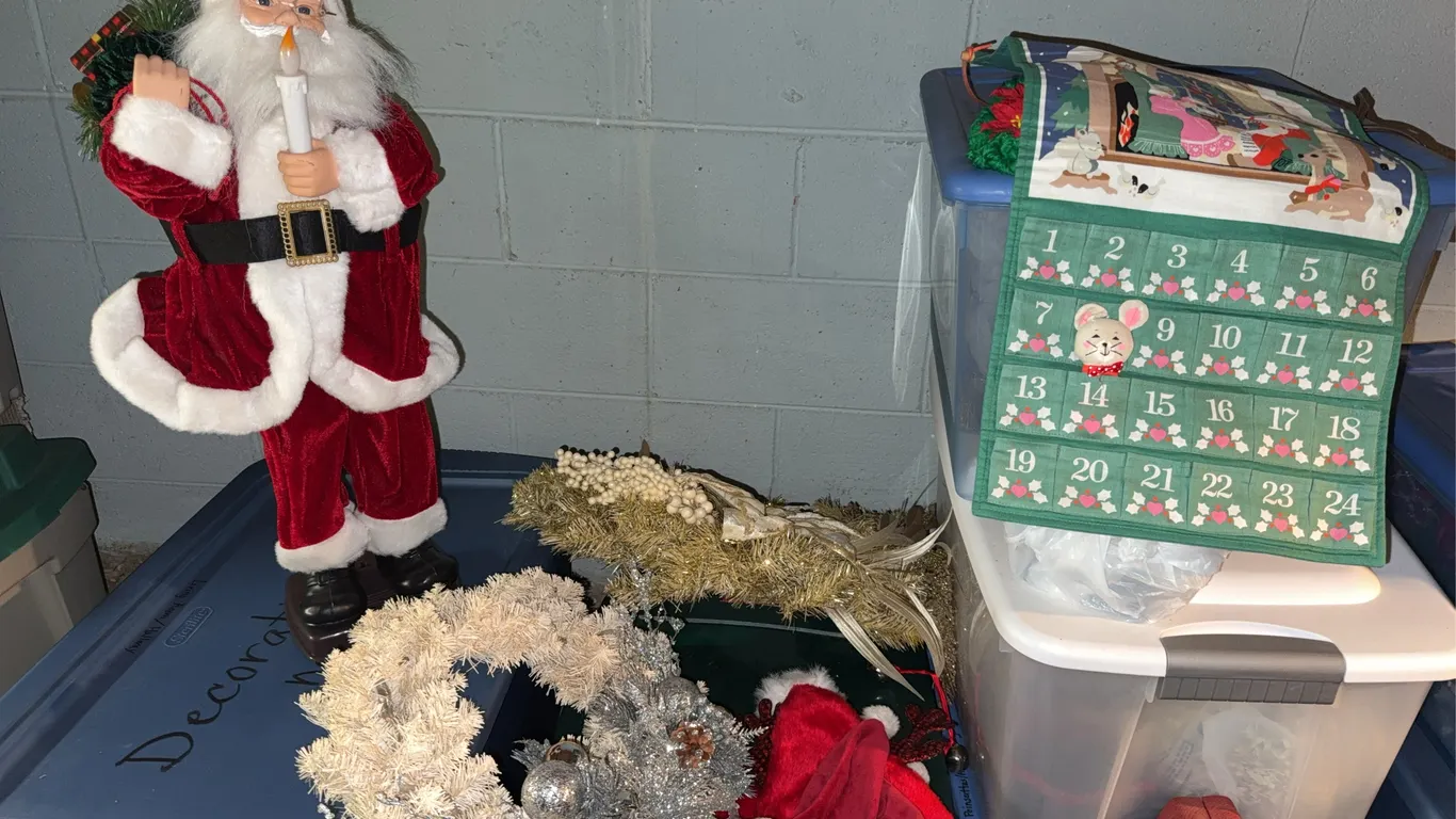 Christmas Decorations, Santa Claus Figure, Wreaths & Advent Calendar