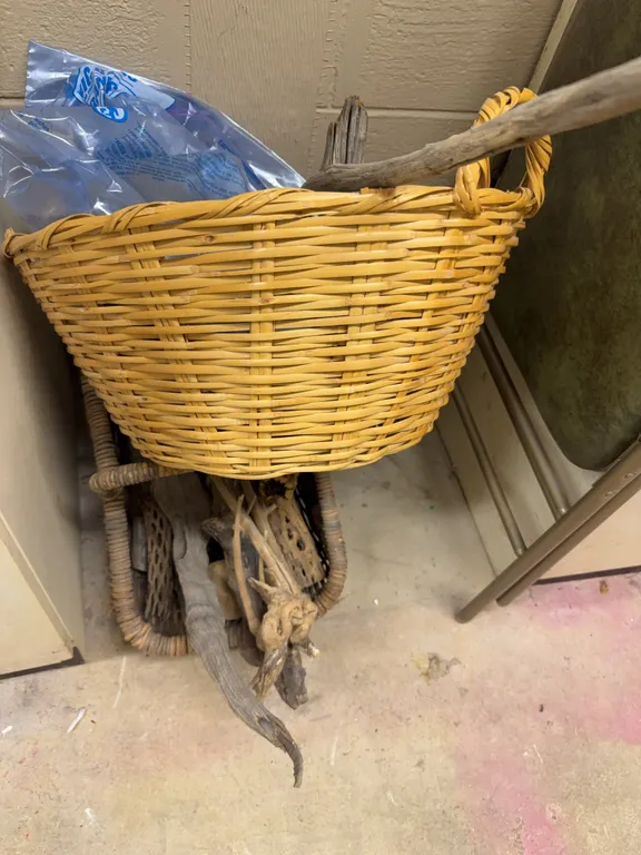 Wicker Baskets, Driftwood & Natural Rustic Décor