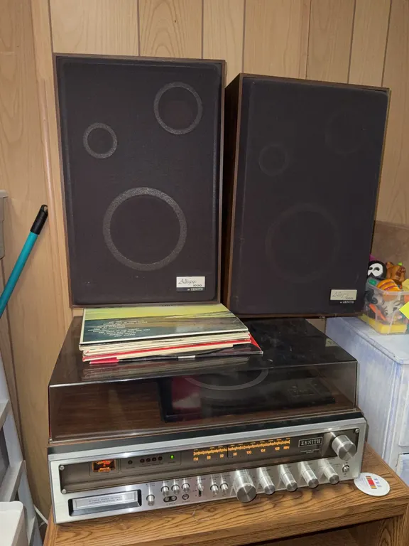 Vintage Zenith Stereo Receiver, Turntable & Allegro 1000 Speakers