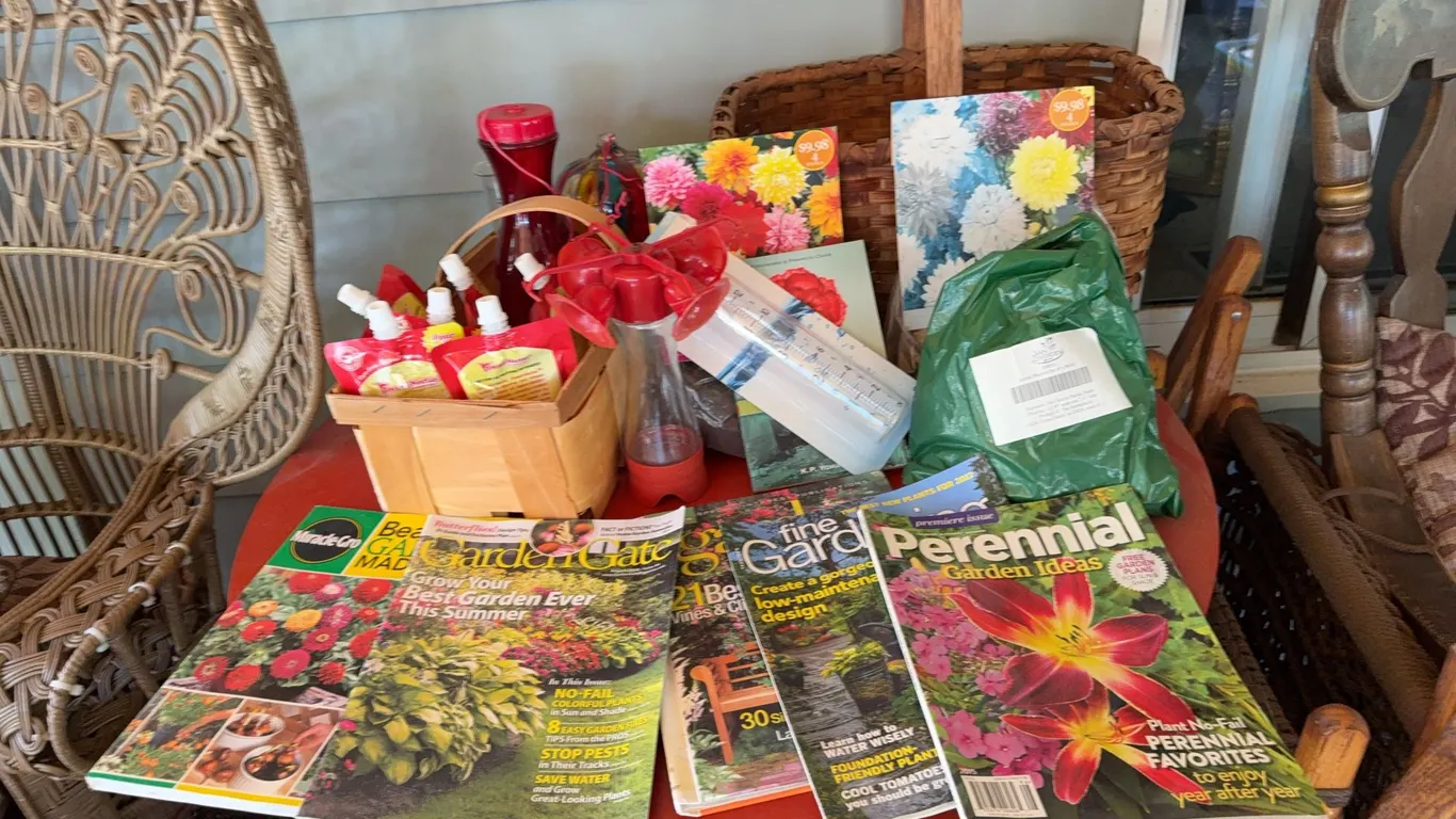 Hummingbird Feeders, Nectar & Gardening Supplies