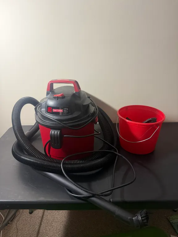 Craftsman 2.5 Gallon Wet/Dry Shop Vacuum with Hose
