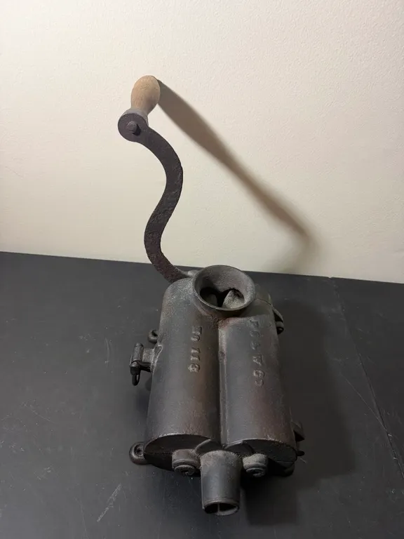 Antique P.S. & W. Co. No. 113 Cast Iron Hand-Crank Corn Sheller