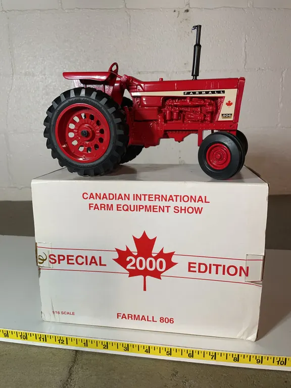 ERTL “Special“ Canadian Farmall