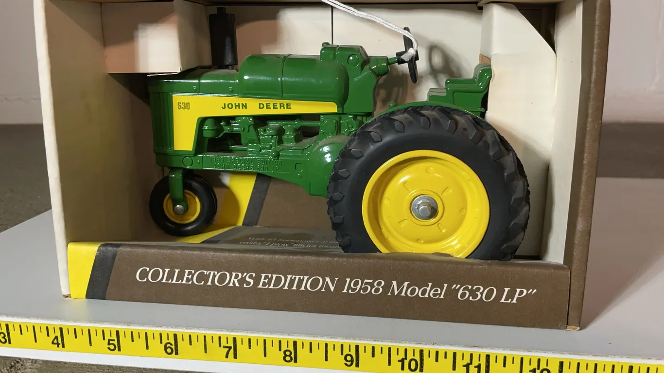 ERTL John Deere Tractor