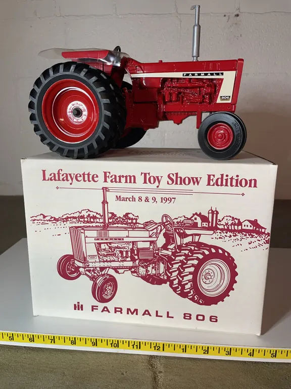 ERTL FARMALL Tractor