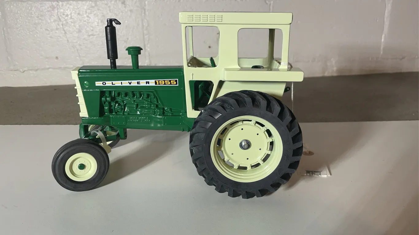 ERTL Oliver Tractor