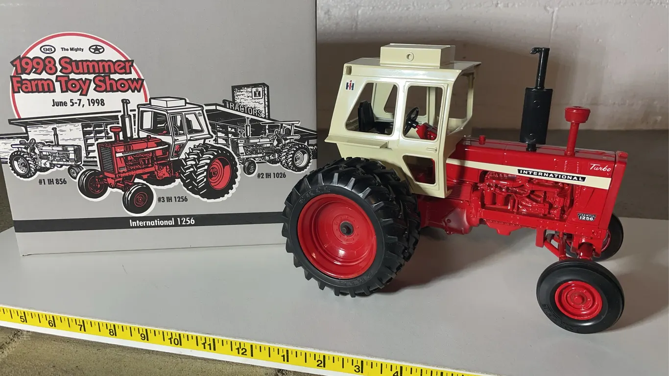 ERTL International 1256 Tractor