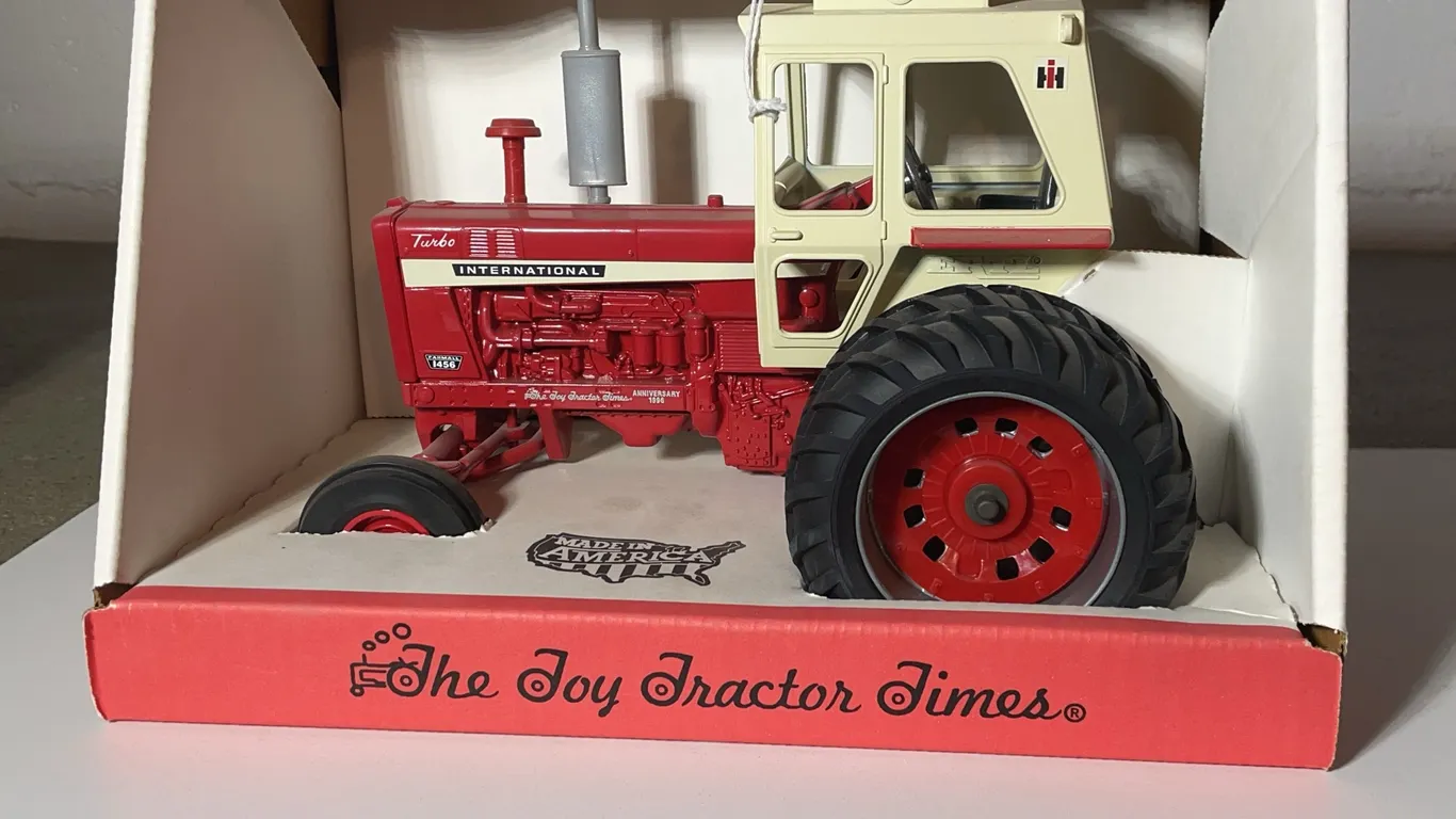 ERTL International Tractor