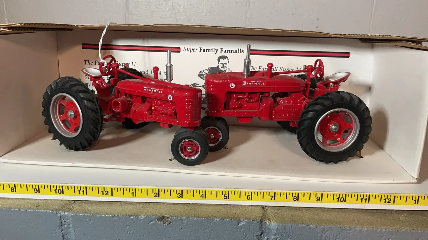 ERTL Farmall Tractor Set