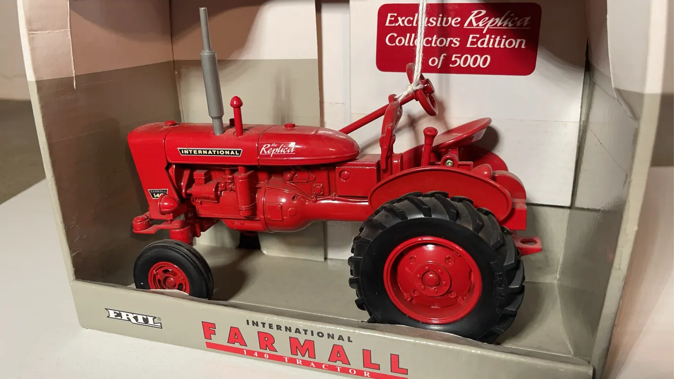 ERTL INTERNATIONAL 140 Tractor