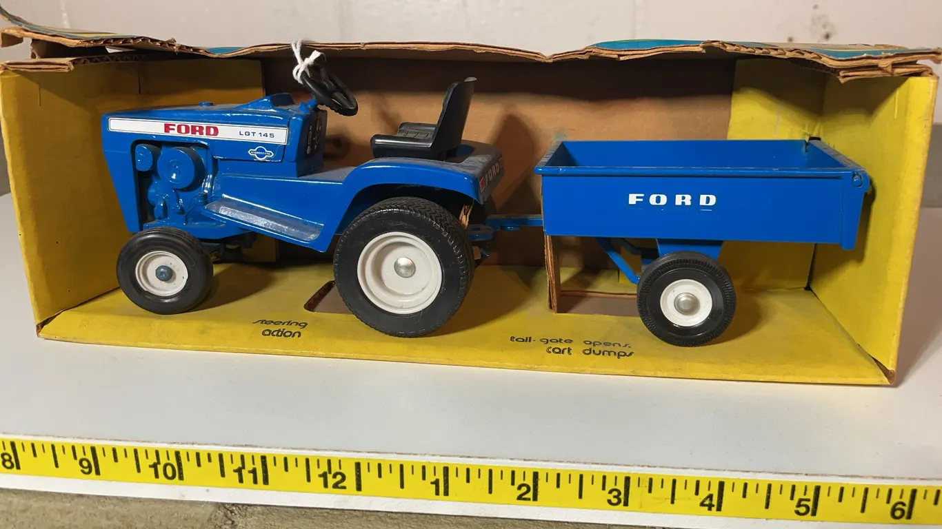 ERTL FORD Lawn Tractor Set