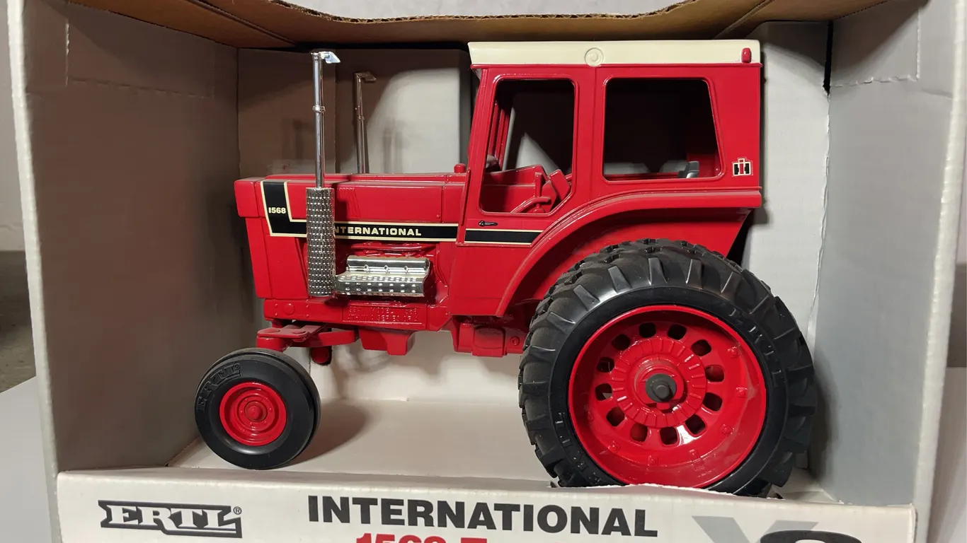ERTL INTERNATIONAL Tractor