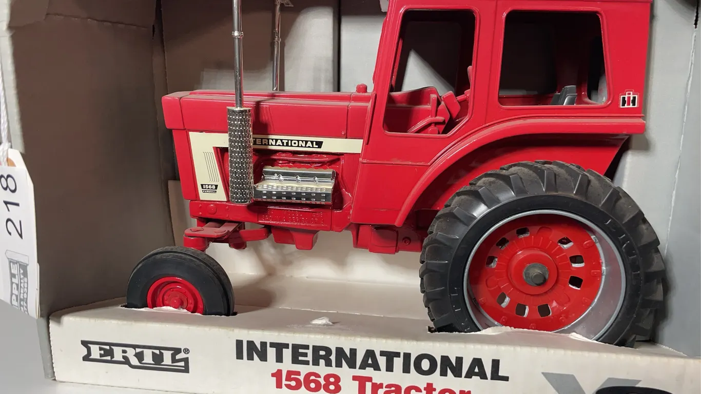 ERTL INTERNATIONAL Tractor
