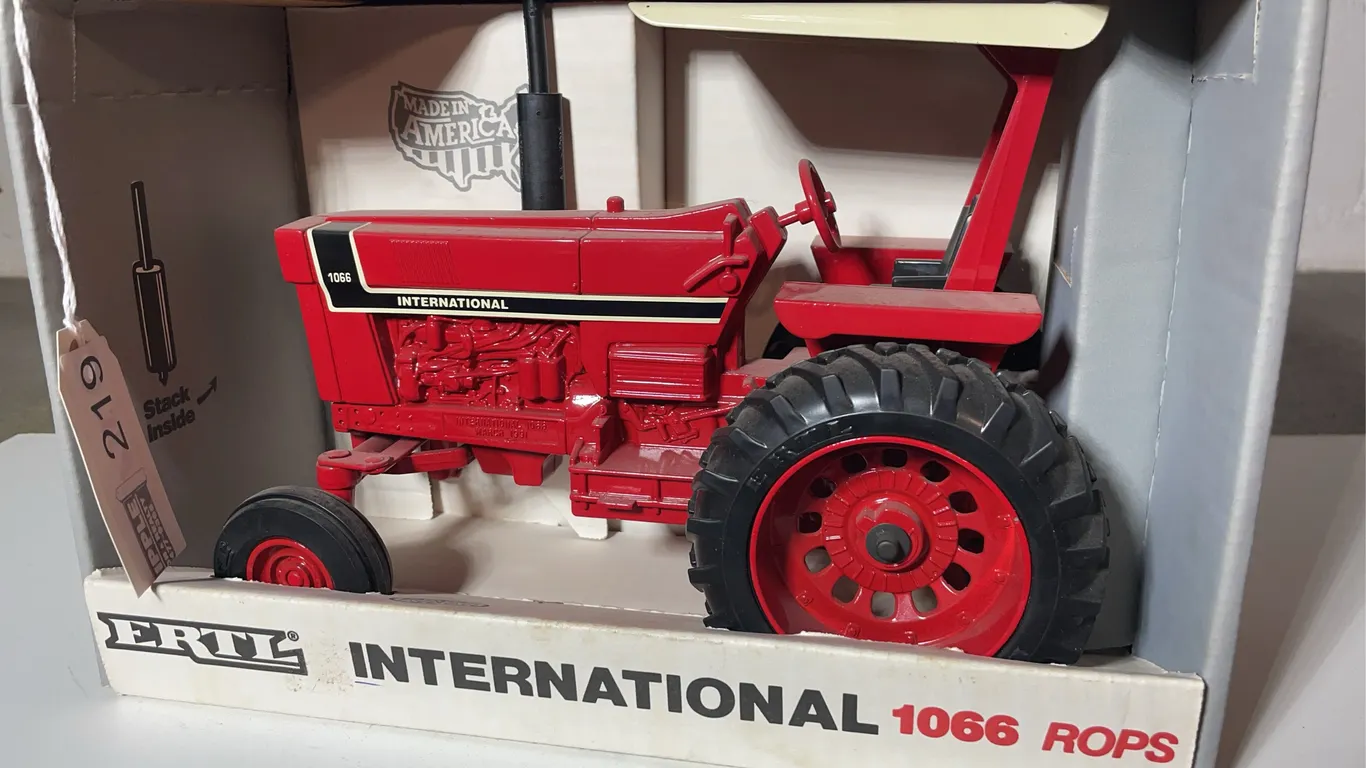 ERTL INTERNATIONAL Tractor
