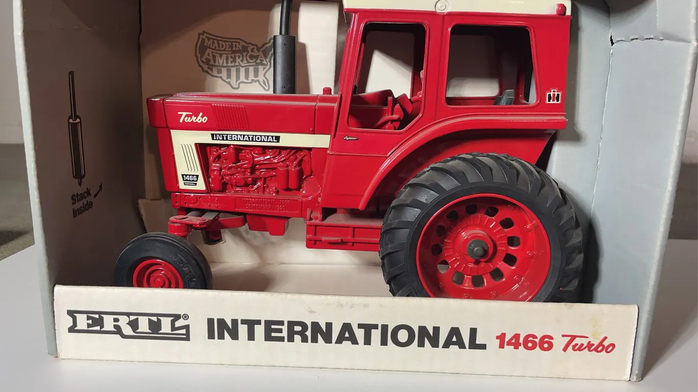 ERTL INTERNATIONAL Tractor