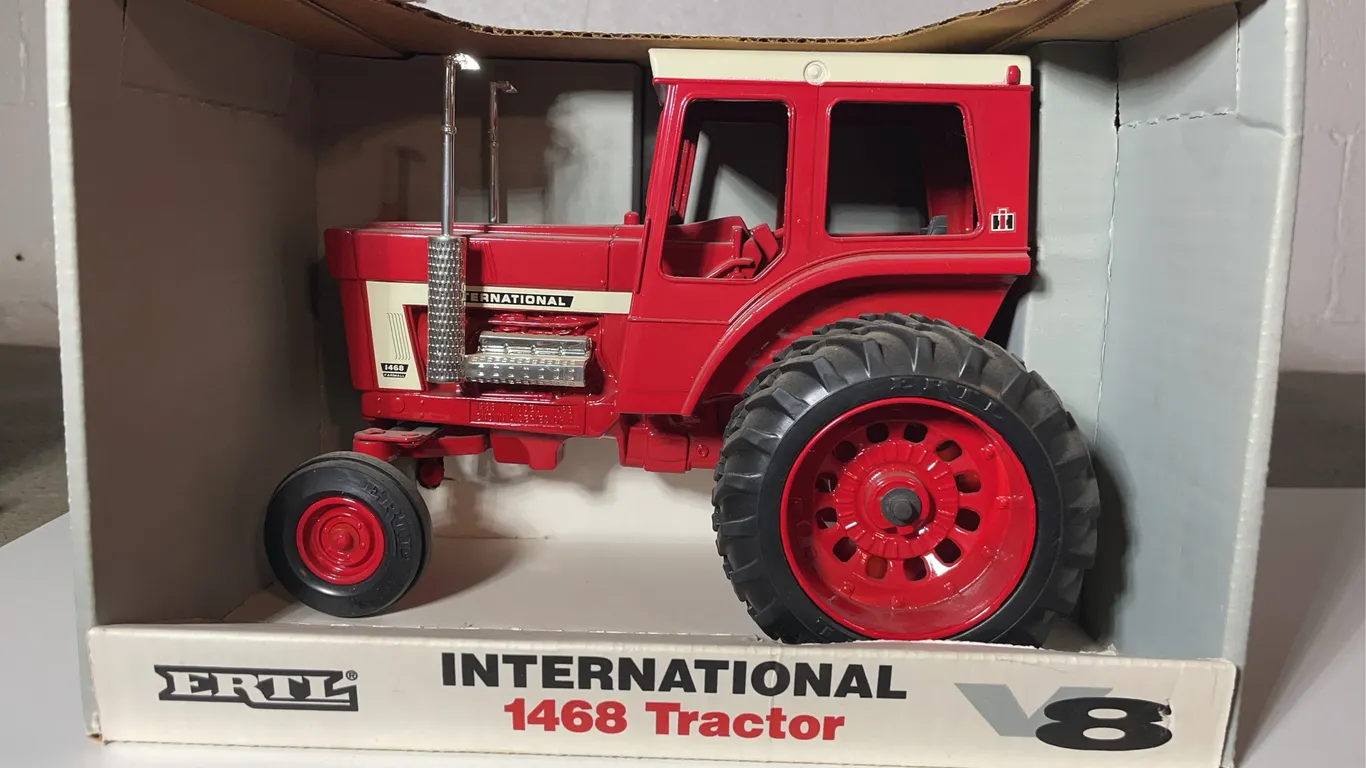 ERTL INTERNATIONAL Tractor