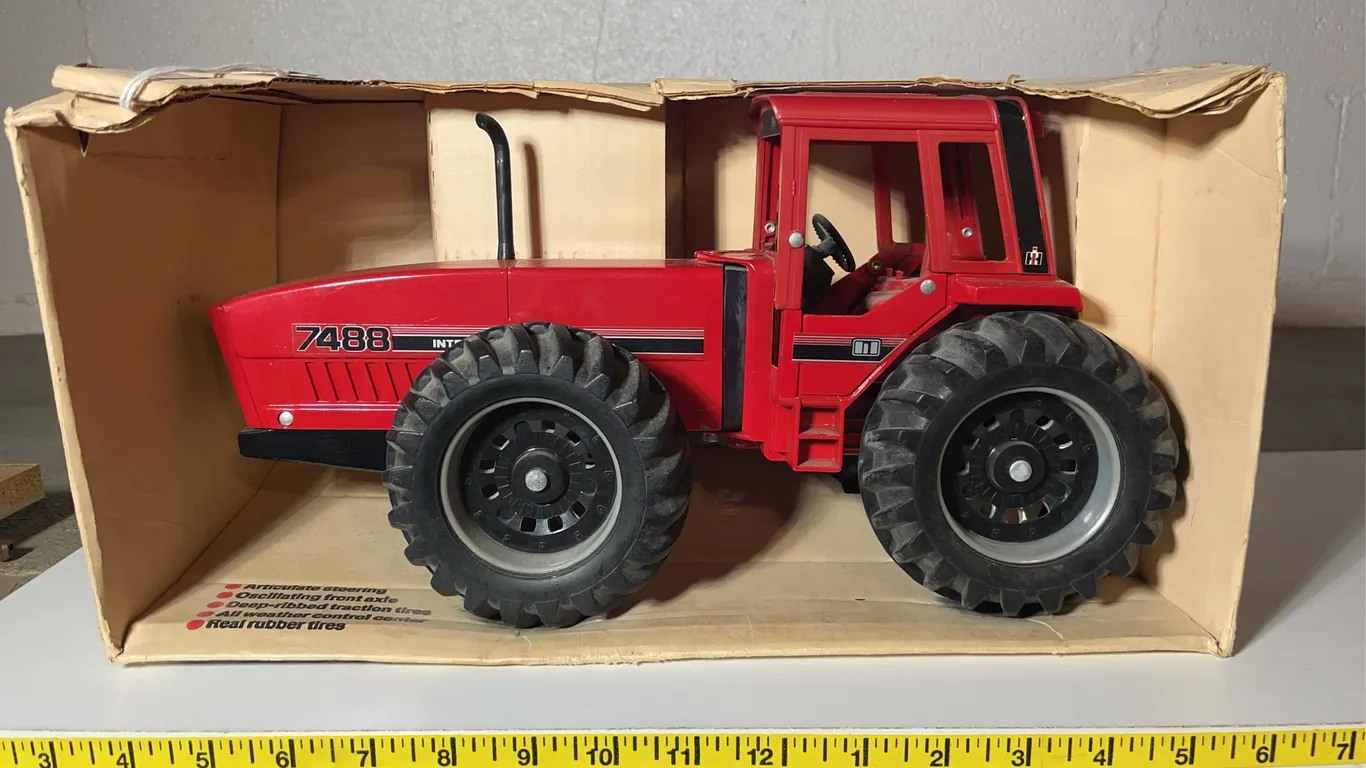 ERTL INTERNATIONAL Tractor