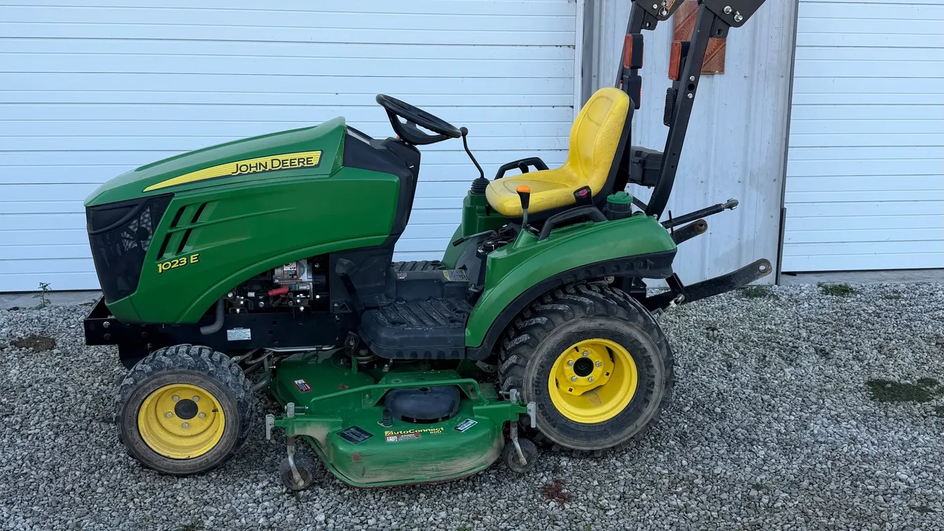 Working Condition John Deere 1023 E lawn Mower