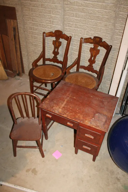 Children's Desk & Chairs