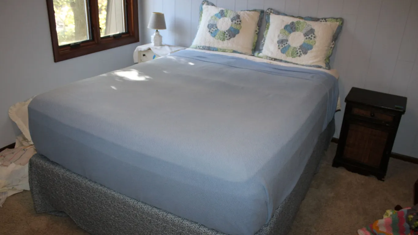 Queen Mattress Set, Linens & Pillows