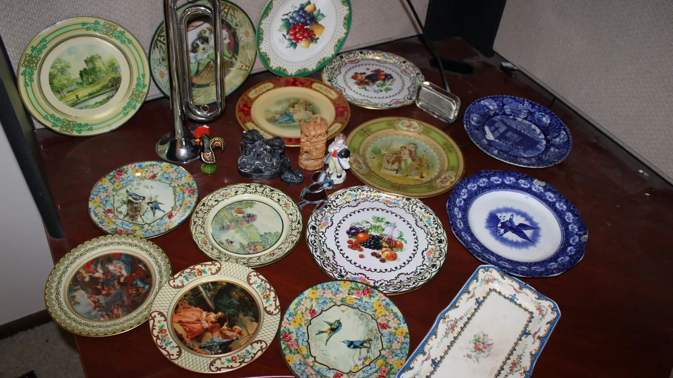 Decorative Plates & Figurines