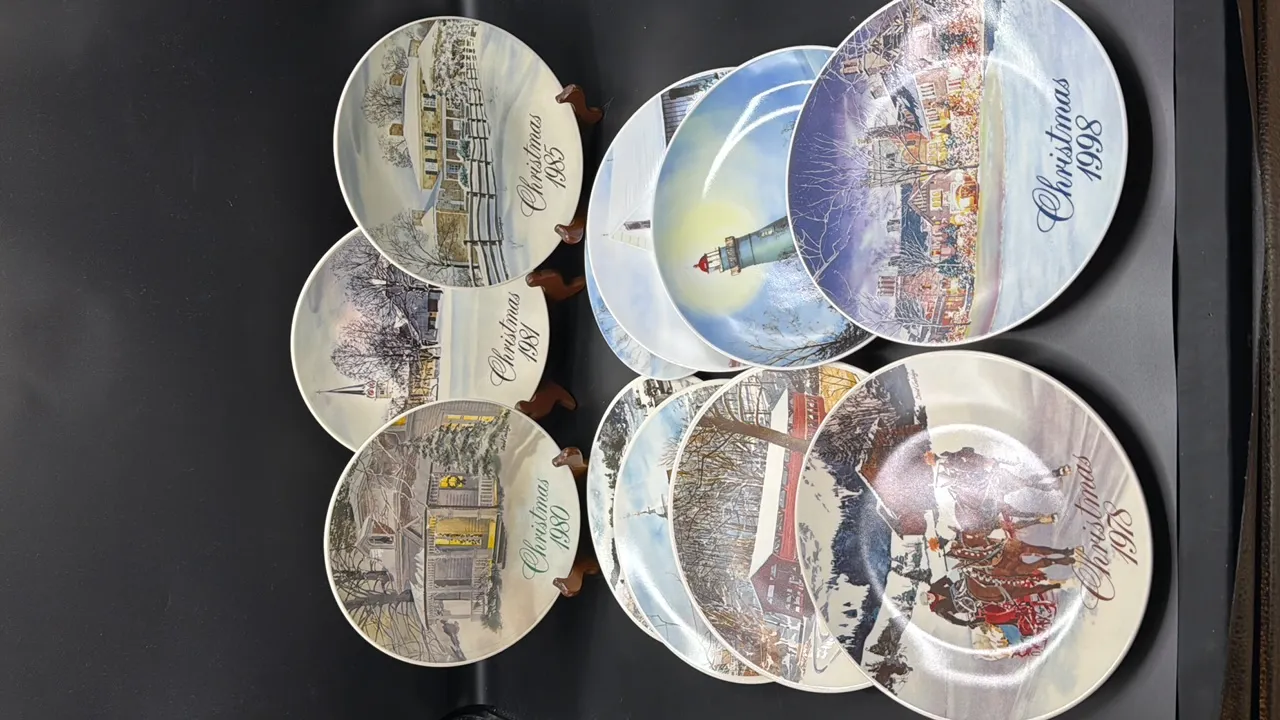 SMUCKERS COLLECTOR SERIES CHRISTMAS PLATES