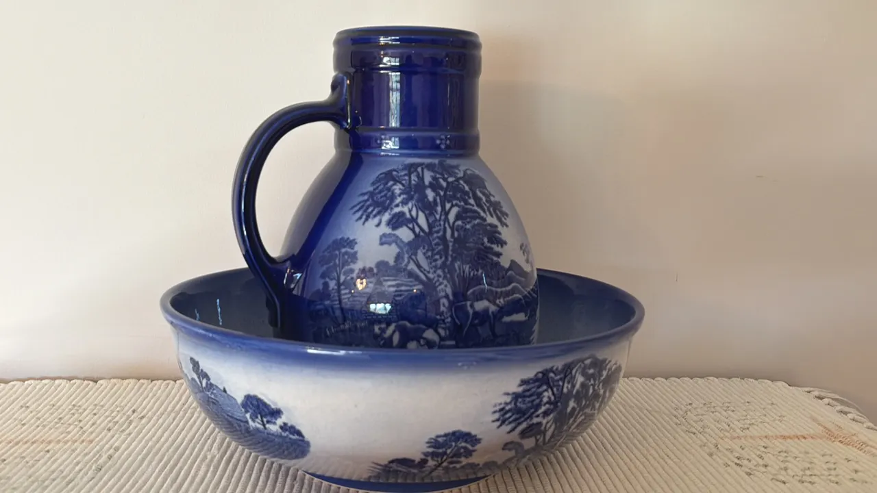 HOMESTEAD FLO BLUE BOWL AND PITCHER