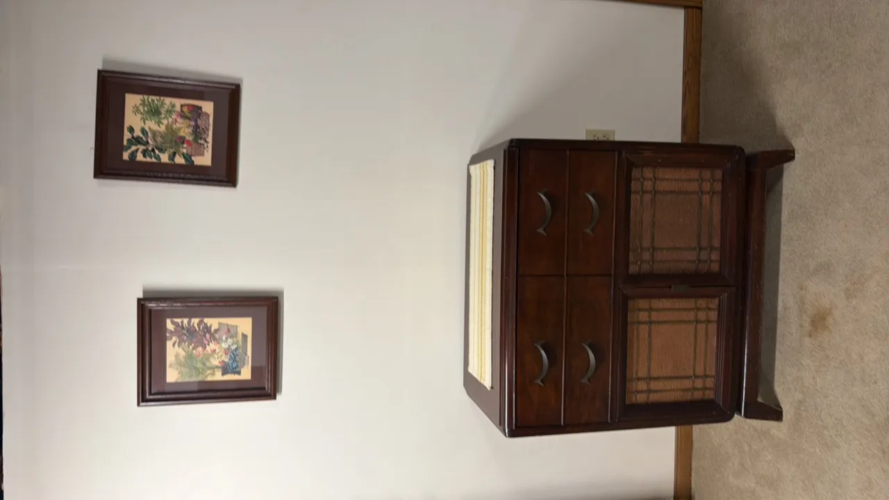 VINTAGE RCA VICTOR VICTROLA 711V2 RADIO-PHONOGRAPH CONSOLE CABINET AND WALL ART