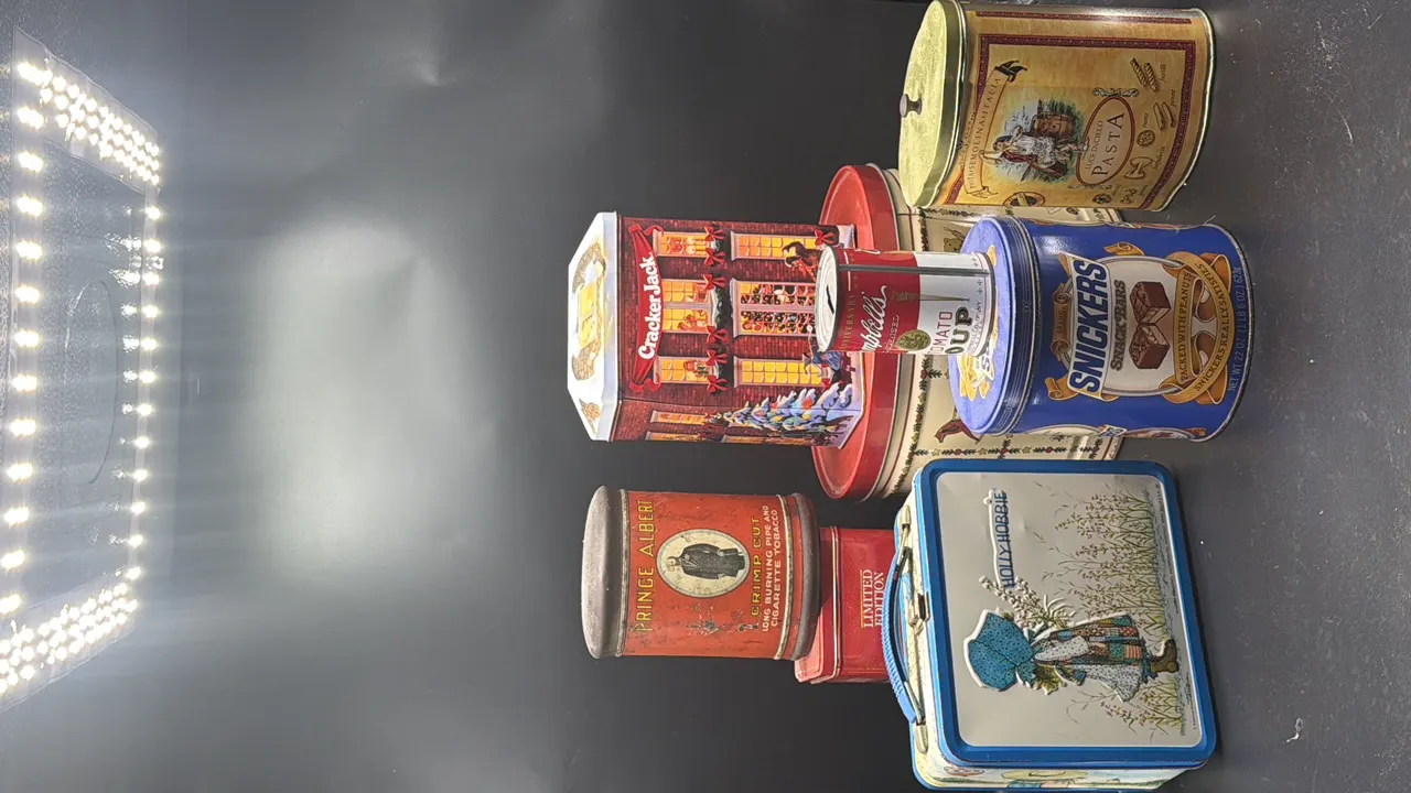 VARIETY OF VINTAGE TINS