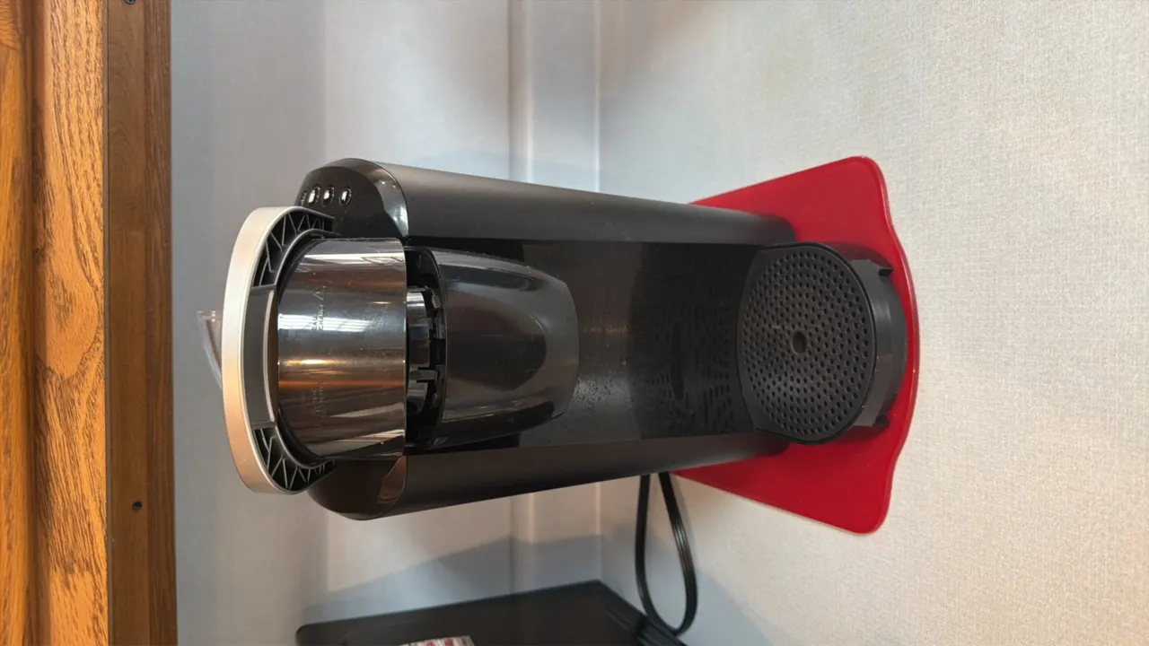 KEURIG COFFEE MAKER AND OSTER JUICING MACHINE
