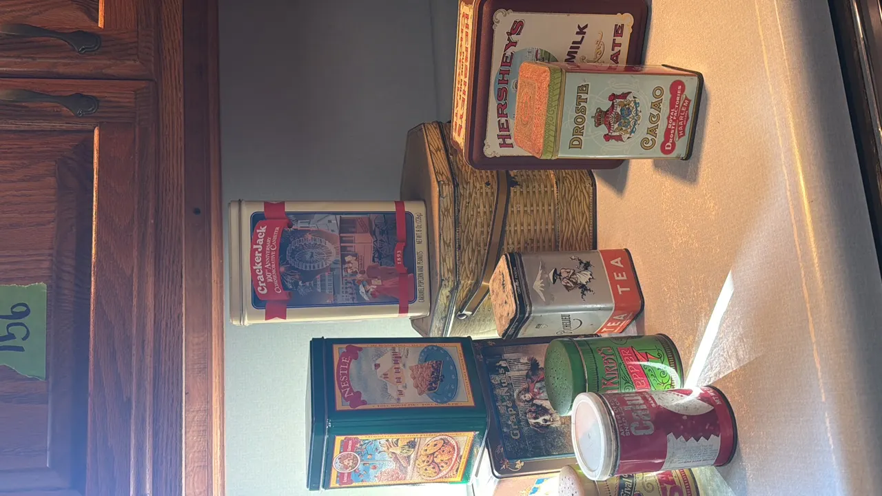 VARIETY OF VINTAGE TINS