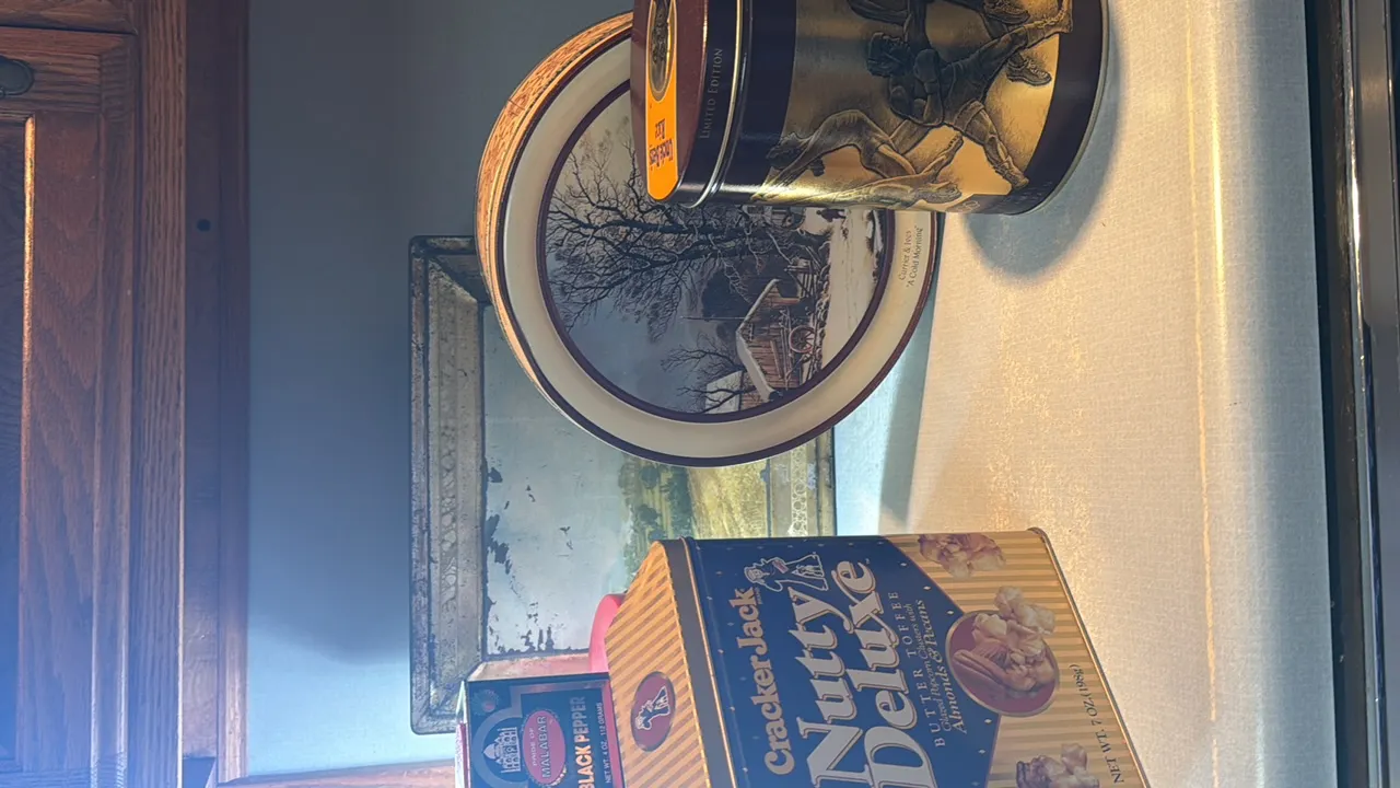 VARIETY OF VINTAGE TINS