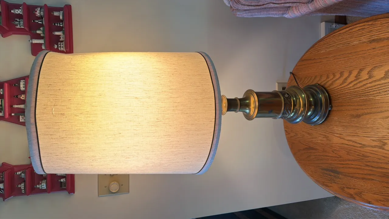 VINTAGE BRASS BASE TABLE TOP LAMP