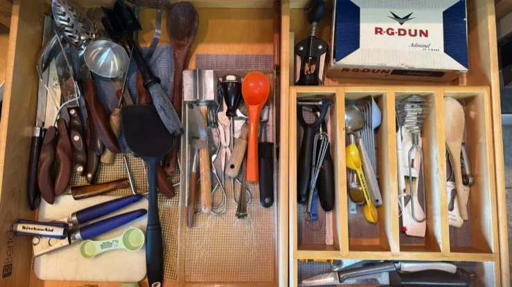 KITCHEN UTENSILS AND CONTENTS OF DRAWER