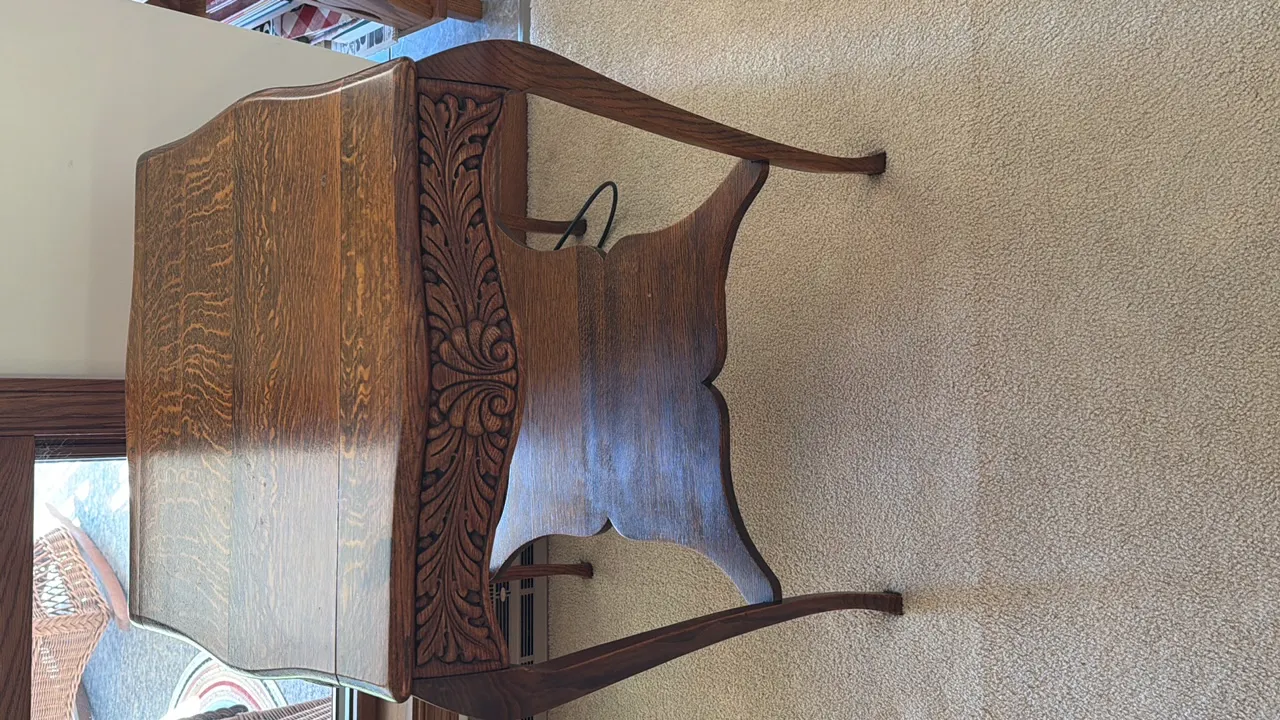 20TH CENTURY QUARTER-SAWN TIGER OAK PARLOR TABLE