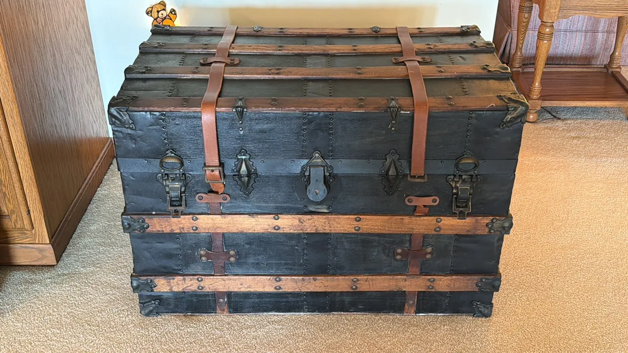 LARGE ANTIQUE STEAMER TRUNK