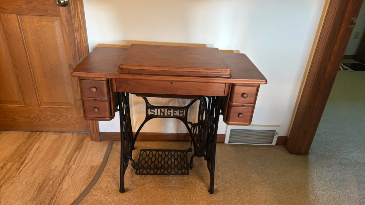 ANTIQUE SINGER TREADLE SEWING MACHINE AND CABINET