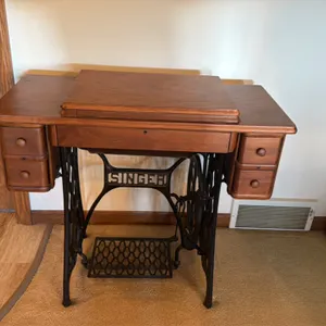 ANTIQUE SINGER TREADLE SEWING MACHINE AND CABINET