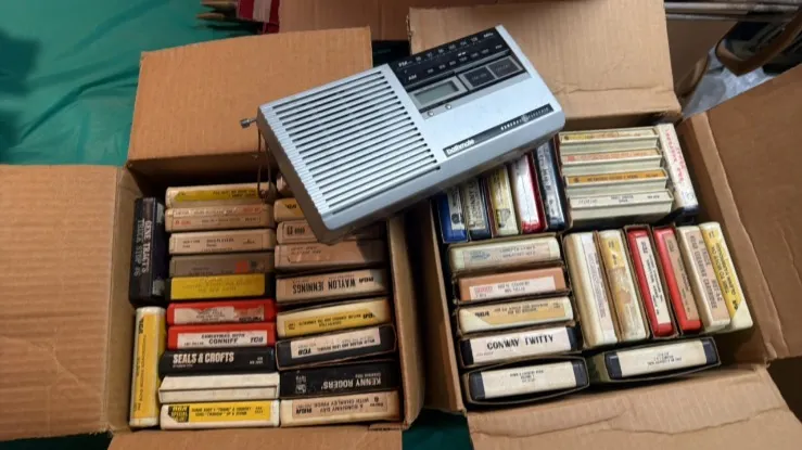 VINTAGE GE BATHMATE CLOCK RADIO AND 8 TRACK CASSETTES