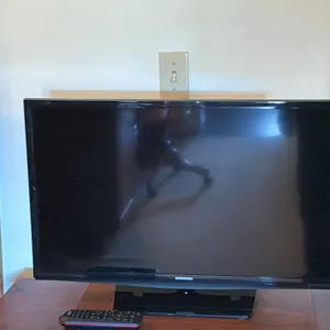 SAMSUNG TV AND REMOTE