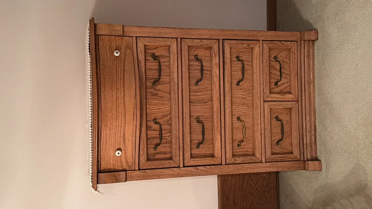 PULASKI KEEPSAKES COLLECTION BOW FRONT CHEST OF DRAWERS - SOLID OAK