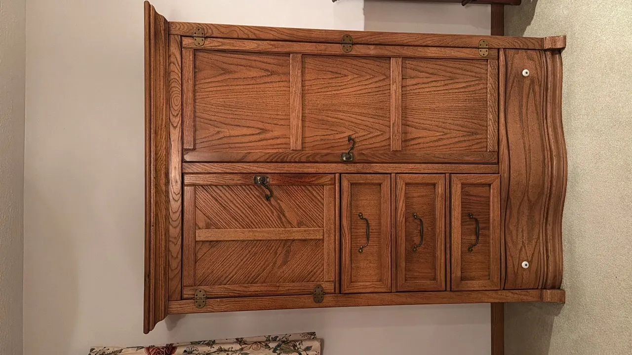 PULASKI KEEPSAKES COLLECTION GENTLEMAN'S ARMOIRE