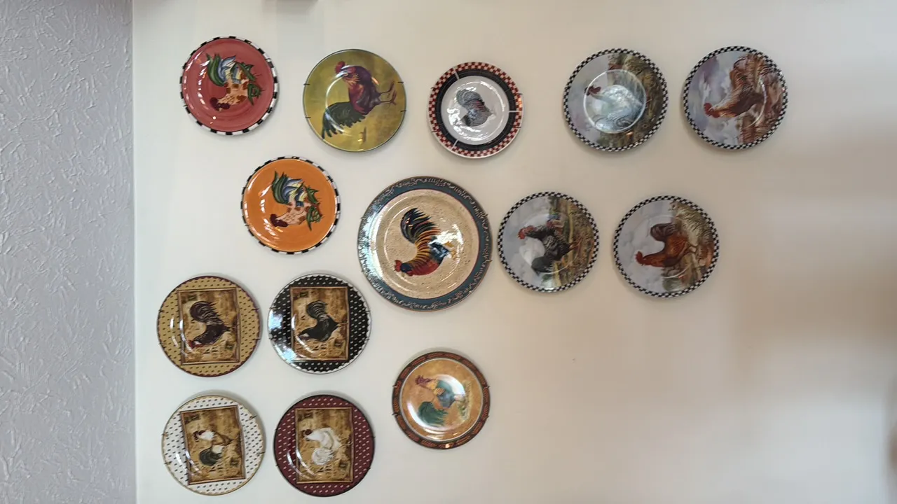 VARIETY OF HENS AND ROOSTERS PLATES