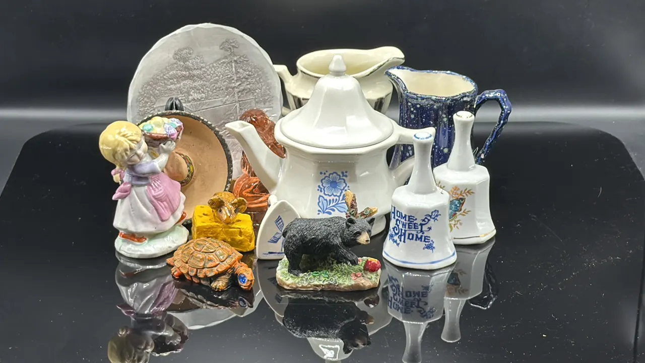 ASSORTMEMT OF PORCELAIN AND CERAMIC DISHES AND GLASSWARE