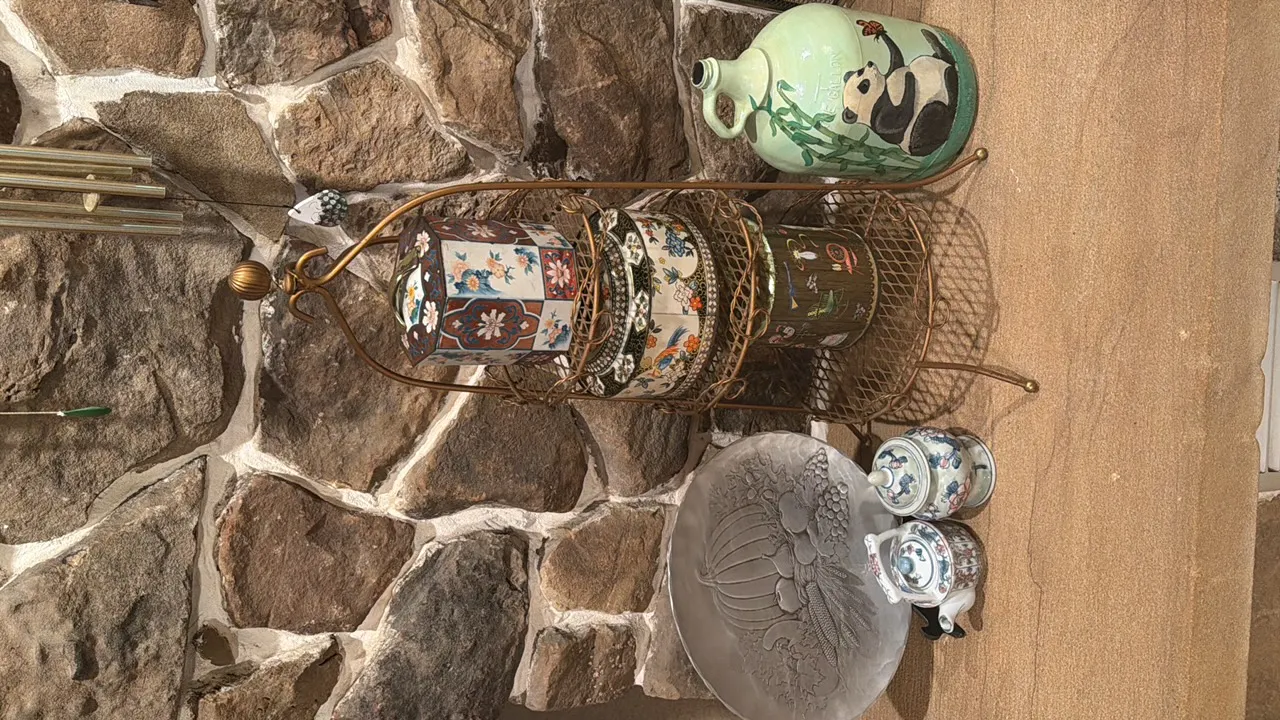ASSORTMENT OF HOME DECOR