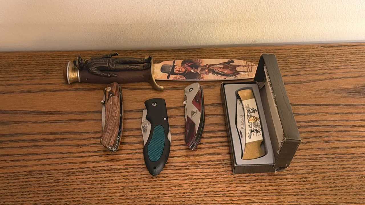 VARIETY OF POCKET KNIVES AND COLLECTOR WALL HANGING JOHN WAYNE KNIFE