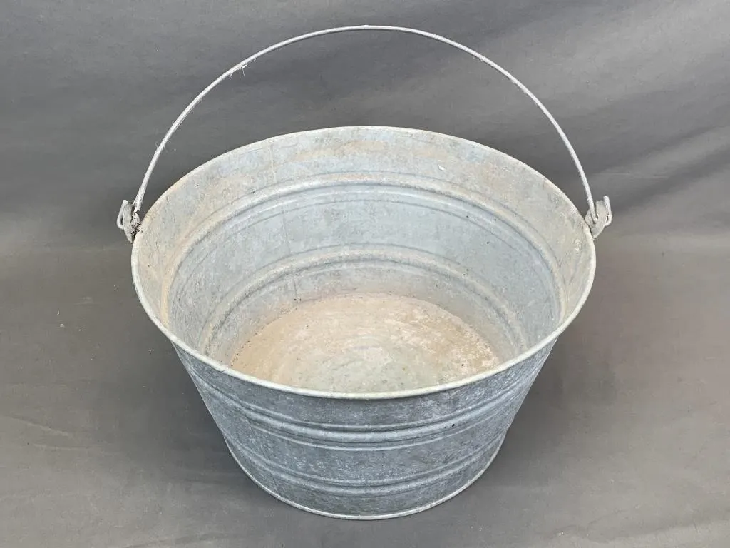 Vintage Galvanized Pail w Bail Handle