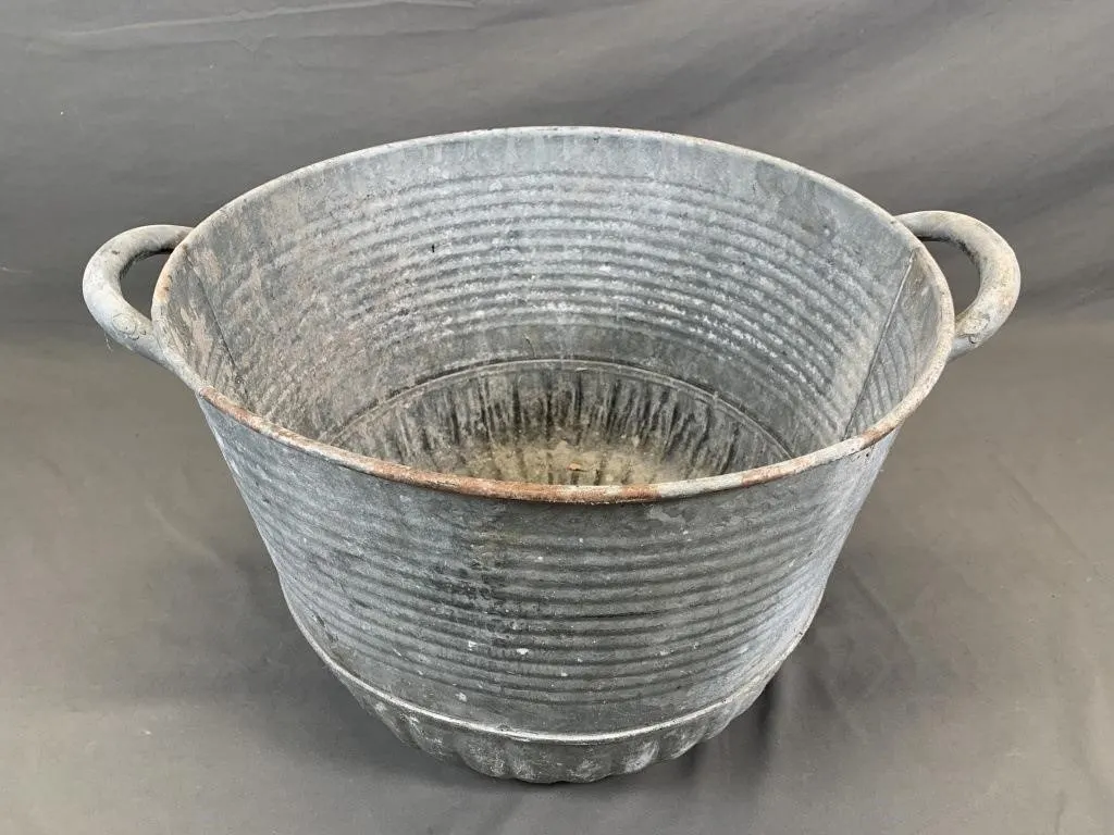 Early Galvanized Wash Tub w Fixed Handles