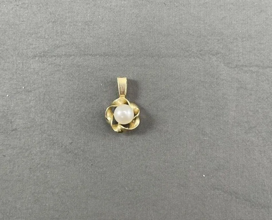 10K Gold Pearl Pendant
