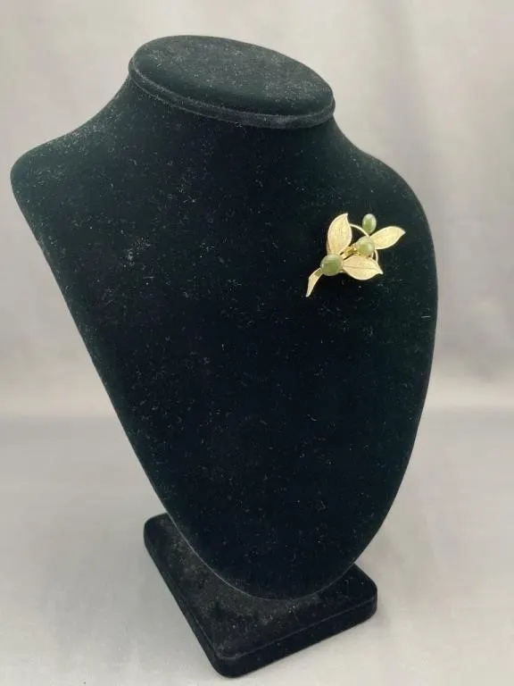 Vintage Gold Tone Jade Cabochon Brooch